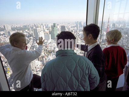 Studenten auf eine Exkursion genießen Sie einen Blick auf Tokyo von Roppongi Hügel Stockfoto