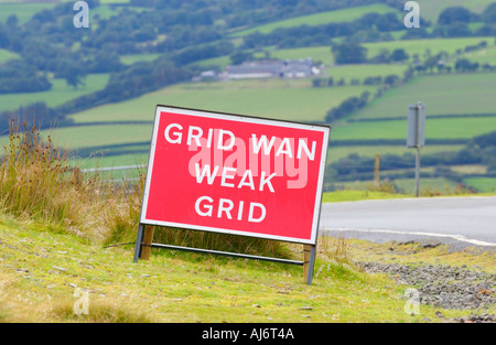 Zweisprachig Englisch Walisisch Zeichen für schwache Rinder Raster auf einer abgelegenen Straße mit Mynydd Eppynt nördlich von Brecon Powys Mid Wales UK Stockfoto