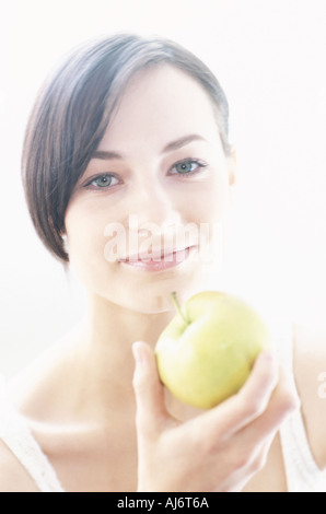 Junge Frau Essen grüner Apfel. Stockfoto