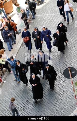 Gruppe von Nonnen, die zu Fuß in Straße Vatikan Italien Stockfoto