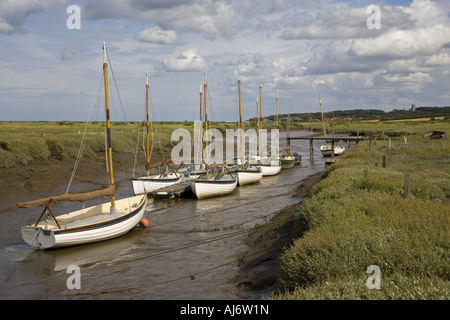 Morston mit Blakeney Kirche und Dorf in der Ferne Norfolk UK Stockfoto