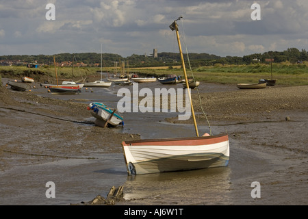 Morston mit Blakeney Kirche in der Ferne Norfolk UK Stockfoto