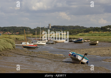 Morston Kai und Blakeney Dorf und Kirche im Hintergrund North Norfolk Stockfoto