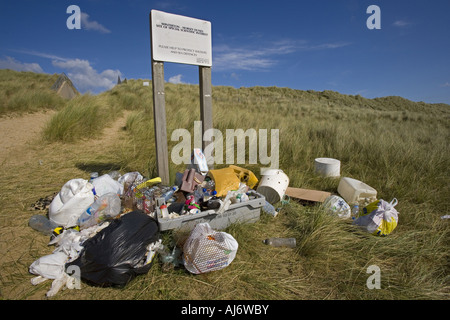 Müll geworfen von vorbeifahrenden Schiffen angespült Winterton Beach Norfolk zur Abholung bereit Stockfoto