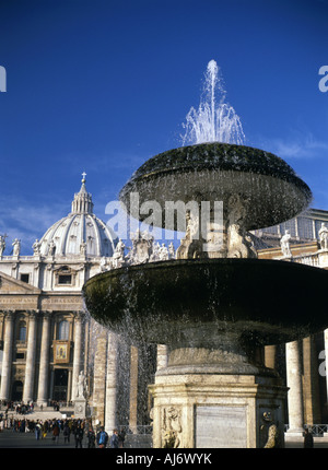 Brunnen auf dem Petersplatz in Rom, Italien Stockfoto