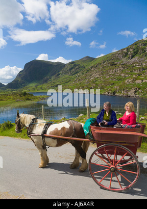 Touristen in Jaunting Car 'Gap of Dunloe' County Kerry Irland Stockfoto