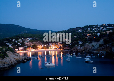 die Bucht und den Strand von Calla Vedella am Abend Stockfoto