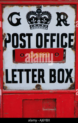 Aylesford Postamt geschlossen traditionellen roten Buchstaben Feld altes emailliertes Blechschild Kent England uk gb Stockfoto