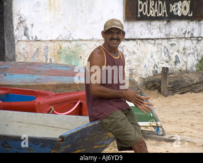 Porträt des Fischers ruht auf Boot, Buzios, Brasilien, Südamerika Stockfoto