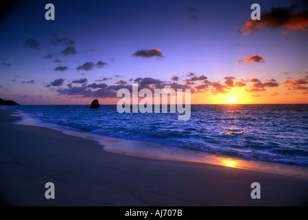 Sonnenaufgang über dem Atlantik am Strand auf der Insel Bermuda aus gesehen Stockfoto