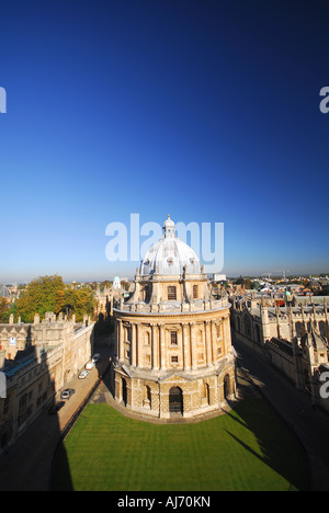 OXFORD die Radcliffe Camera am Radcliffe Square mit Brasenose College auf der linken Seite und All Souls College auf der rechten Seite Stockfoto