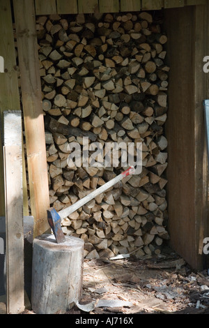 Kiefer und Birkenholz gehackt mit Axt und Protokolle für Kraftstoff gestapelt Stockfoto