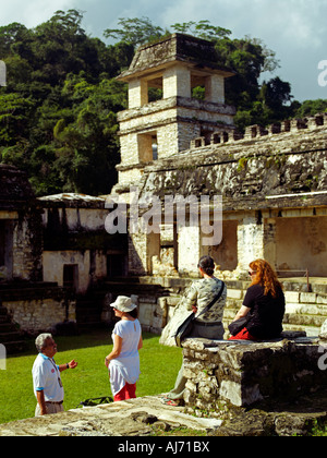 Ein Leitfaden mit seinen drei Kunden im Königspalast Gehäuse in der antiken Stadt Palenque Stockfoto