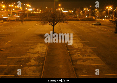 Parkplatz neben einer Autobahn Autobahn bei Nacht Stockfoto