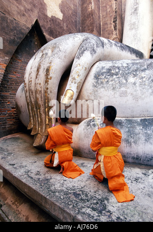 Thailand, Sukhothai, Wat Si Chum, Phra Atchana, Buddha und Novizen Stockfoto