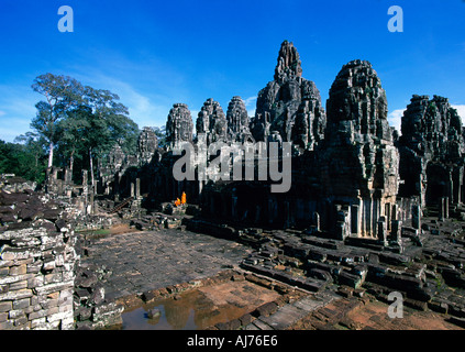 Novizen am Bayon Tempel, Angkor Wat, Angkor, Kambodscha Stockfoto