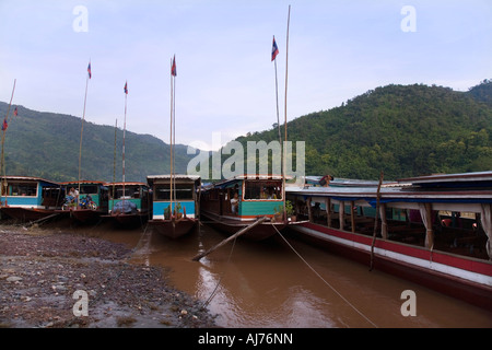 Binnenschiff Boot Fähren in Pakbeng am Mekong in Laos zwischen Luang Prabang und Huay Xai festgemacht Stockfoto