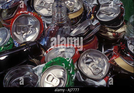 Zerkleinerte Alu-Dosen und Glasflaschen Recycling Stockfoto