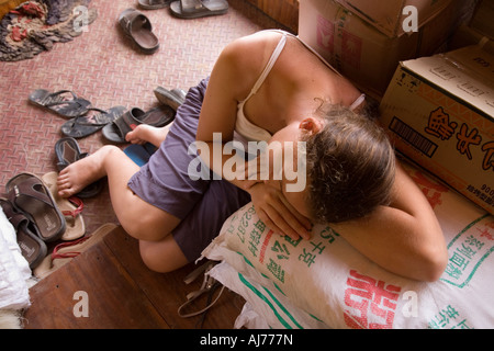 Frau Passagier auf dem langsamen Boot zwischen Luang Prabang und Huay Xai am Mekong in Loas schlafen Stockfoto