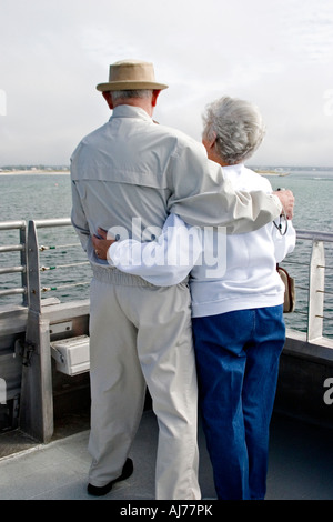 Älteren senior paar zusammen auf einem Boot durch eine Schiene in die Zukunft blicken Stockfoto