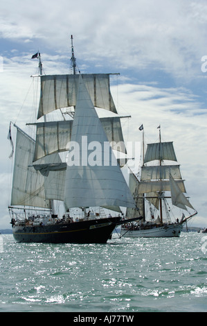 Großsegler Young Endeavour und Soren Larsen in Auckland-Jubiläums-Regatta Waitamata Hafen Auckland Stockfoto