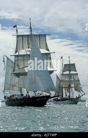 Großsegler Young Endeavour und Soren Larsen in Auckland-Jubiläums-Regatta Waitamata Hafen Auckland Stockfoto