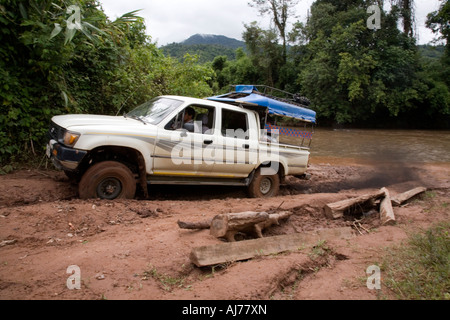 Allrad Fahrzeug mit Navigation Dschungel Track The Gibbon Experience in der Nähe von Huay Xai am Mekong in Laos zu erreichen Stockfoto