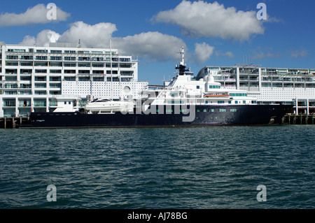 Motoryacht Le Grand Bleu neben der Princes Wharf in den Waitamata Hafen Auckland New Zealand 18 12 2005 Stockfoto