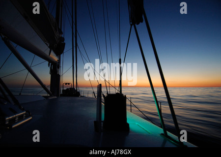 Sonnenaufgang im Mittelmeer an Bord einer Segelyacht Stockfoto