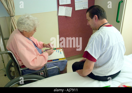 Ältere weibliche rehabilitiert nach Schlaganfall Stockfoto