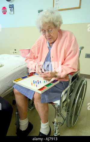 Ältere weibliche rehabilitiert nach Schlaganfall Stockfoto