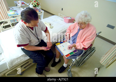Ältere weibliche rehabilitiert nach Schlaganfall Stockfoto