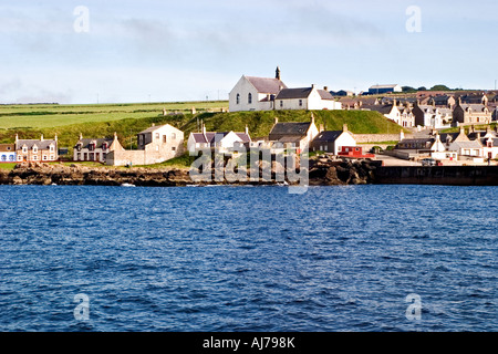 Das malerische Dorf von Findochty wie gesehen von einem Boot auf den Moray Firth, Schottland. Stockfoto