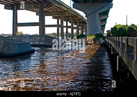 Unter Seite der zwei Brücken von der St. Johns River in Jacksonville Florida Stockfoto