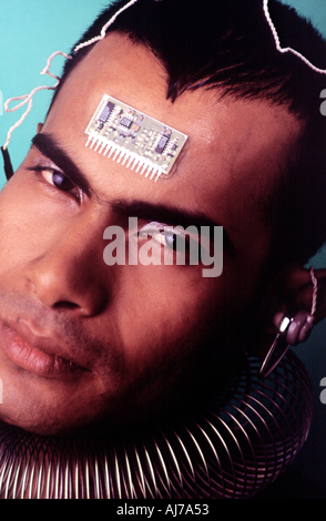 Porträt eines Mannes mit einem Computerchip in der Stirn Stockfoto