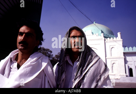 Afghanischer Flüchtling Rabi mit seinem Freund nach bietet Namaz in der Defence Colony Moschee New Delhi Indien Stockfoto