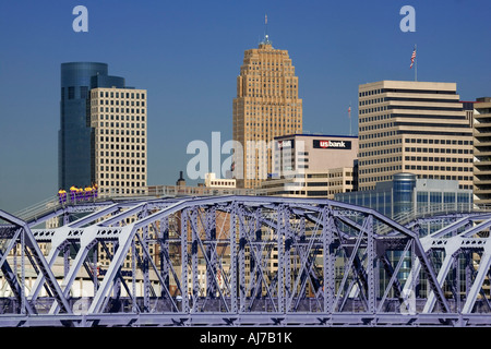 Mt Adams und Daniel Carter Bart Brücke angesehen von der lila Menschen Brücke, Cincinnati Ohio Stockfoto