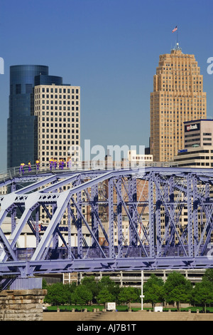 Mt Adams und Daniel Carter Bart Brücke angesehen von der lila Menschen Brücke, Cincinnati Ohio Stockfoto