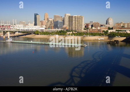 Schatten der lila Menschen Brücke vor einem Lastkahn liegen, wie es geht durch die Skyline von Cincinnati, Cincinnati Ohio. Stockfoto