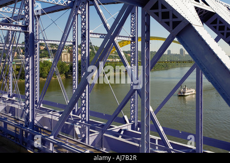 Mt Adams und Daniel Carter Bart Brücke angesehen von der lila Menschen Brücke, Cincinnati Ohio Stockfoto