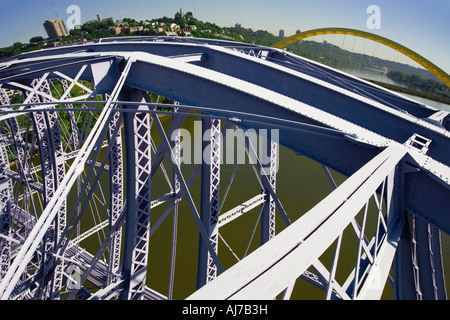 Mt Adams und Daniel Carter Bart Brücke angesehen von der lila Menschen Brücke, Cincinnati Ohio Stockfoto