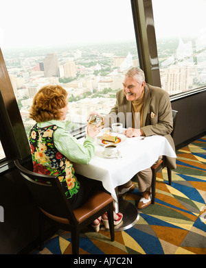 Älteres paar der kaukasischen mit Abendessen im schönen Restaurant wie Mann Frau Geschenk gibt Stockfoto