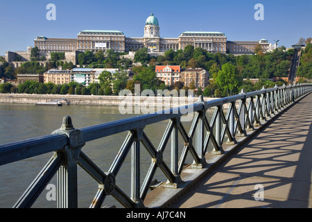 Der königliche Palast steht hoch auf dem Hügel des Burgviertels mit Blick auf die Donau und die Kettenbrücke, die Budapest Ungarn Stockfoto
