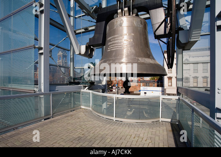 Die World Peace Bell befindet sich in Newport, Kentucky am Millennium Monument ist die größte schwingenden Glocke Welten, Newport KY. Stockfoto