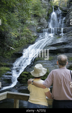 Pocono Poconos Mountains Pennsylvania, Delaware Water Gap National Recreation Area, Dingmans Falls, Paar, Erwachsene, Erwachsene, Wasserfall, Besucher reisen auf Reisen Stockfoto