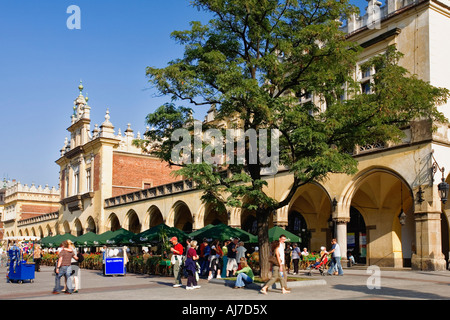 Touristen genießen die Umgebung in den Tuchhallen am Marktplatz in historischen Krakau, Polen. Stockfoto