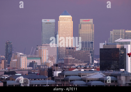 Tag Canary Wharf in den Docklands in London England Großbritannien Vereinigtes Königreich UK Dämmerung Stockfoto
