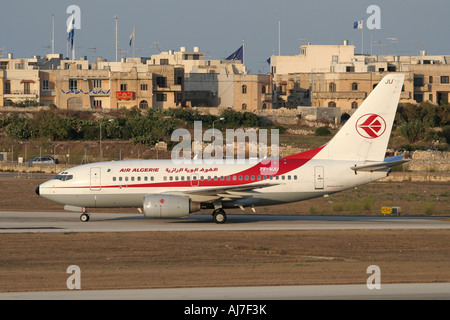 Air Algerie Boeing 737-600 Rollen an die Klemme am Malta International Airport Stockfoto