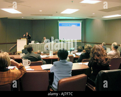 Frau gibt Präsentation zu einer Gruppe von Geschäftsleuten Stockfoto