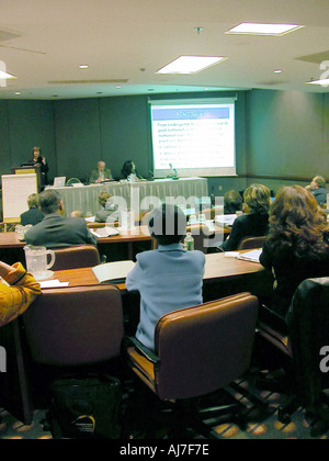 Frau gibt Präsentation zu einer Gruppe von Geschäftsleuten Stockfoto
